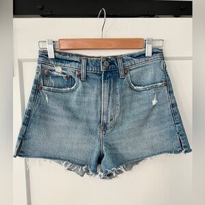 NWOT Med Light Abercrombie High Rise Mom Short 25